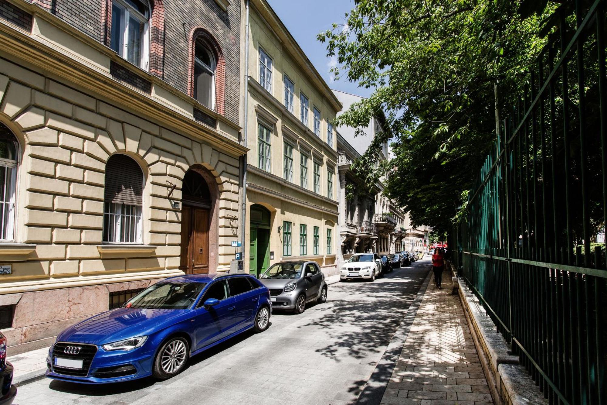 Elegant Duplex Near City Greenery — Photos 1